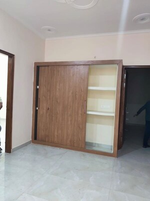 Room in 2 BHK Builder Floor at Gomti Nagar – for Rent