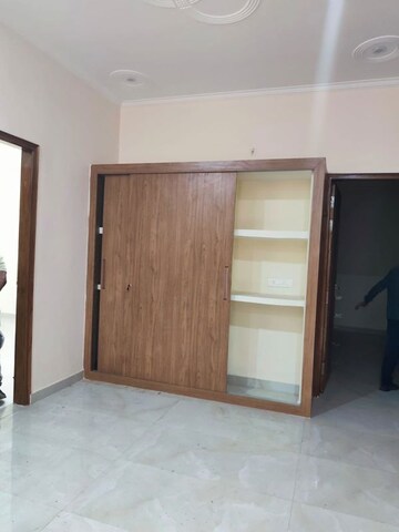 Room in 2 BHK Builder Floor at Gomti Nagar – for Rent