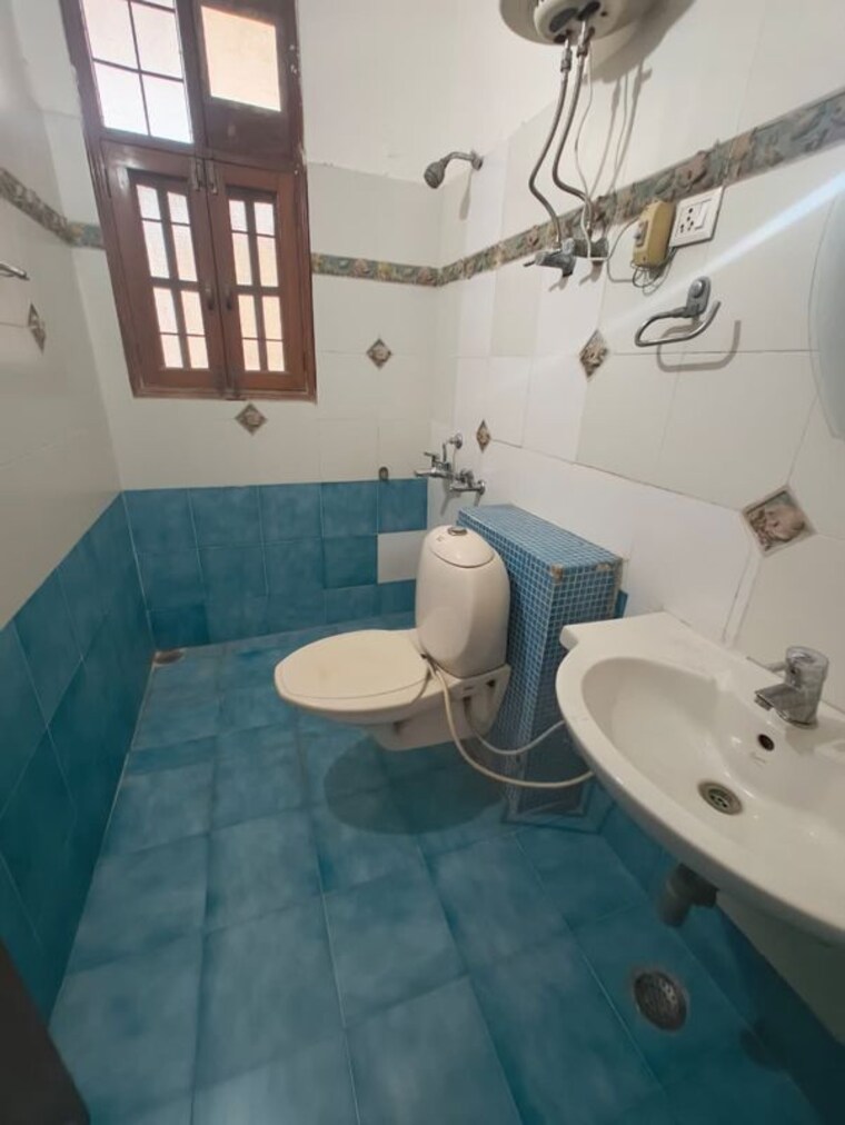 Bathroom, palam vihar 2 Bedroom 173 Sq.Yd. Builder Floor In Palam Vihar Gurgaon 10010063