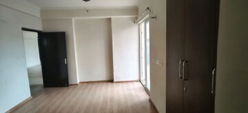 Room in 3 BHK Apartment at Amrapali Crystal Homes, Sector 76 – for Rent