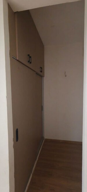 Room in 3 BHK Apartment at Amrapali Crystal Homes, Sector 76 – for Rent