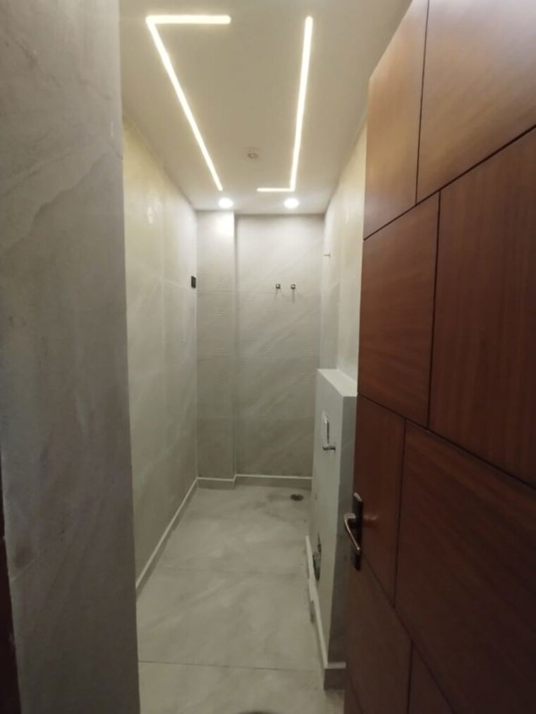 Bathroom, uttam nagar 4 Bedroom 130 Sq.Yd. Builder Floor In Uttam Nagar Delhi 10010143