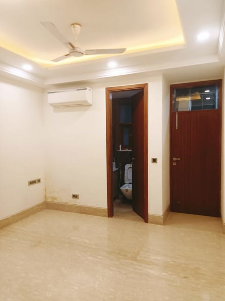 Room, chittaranjan park 3.5 Bedroom 250 Sq.Yd. Builder Floor In Chittaranjan Park Delhi 10010185