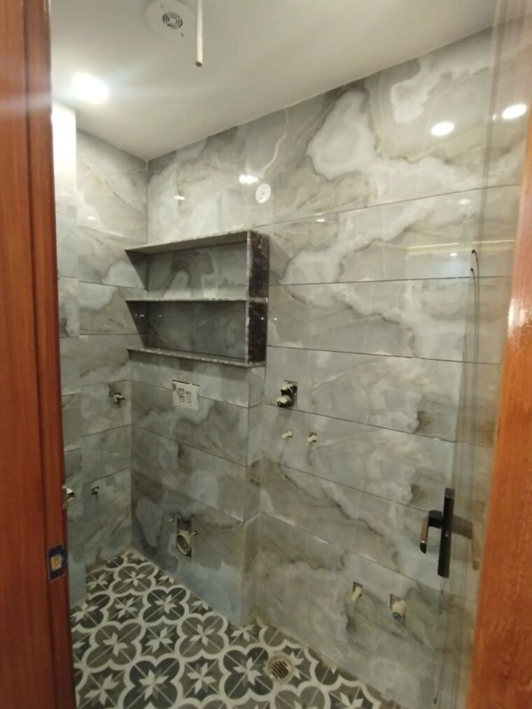 Bathroom, uttam nagar 4 Bedroom 125 Sq.Yd. Builder Floor In Uttam Nagar Delhi 10010259