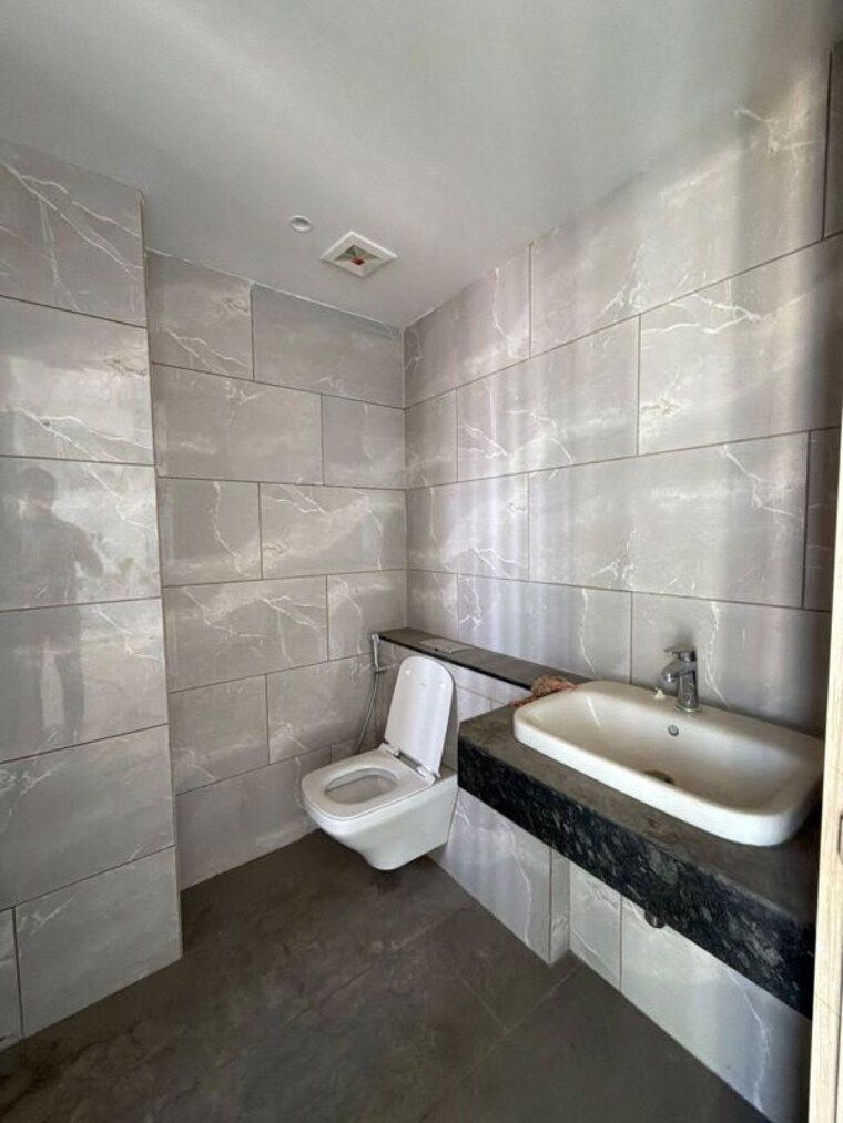 Bathroom, rustomjee-crown 4 Bedroom 2560 Sq.Ft. Apartment In Prabhadevi Mumbai 10010269