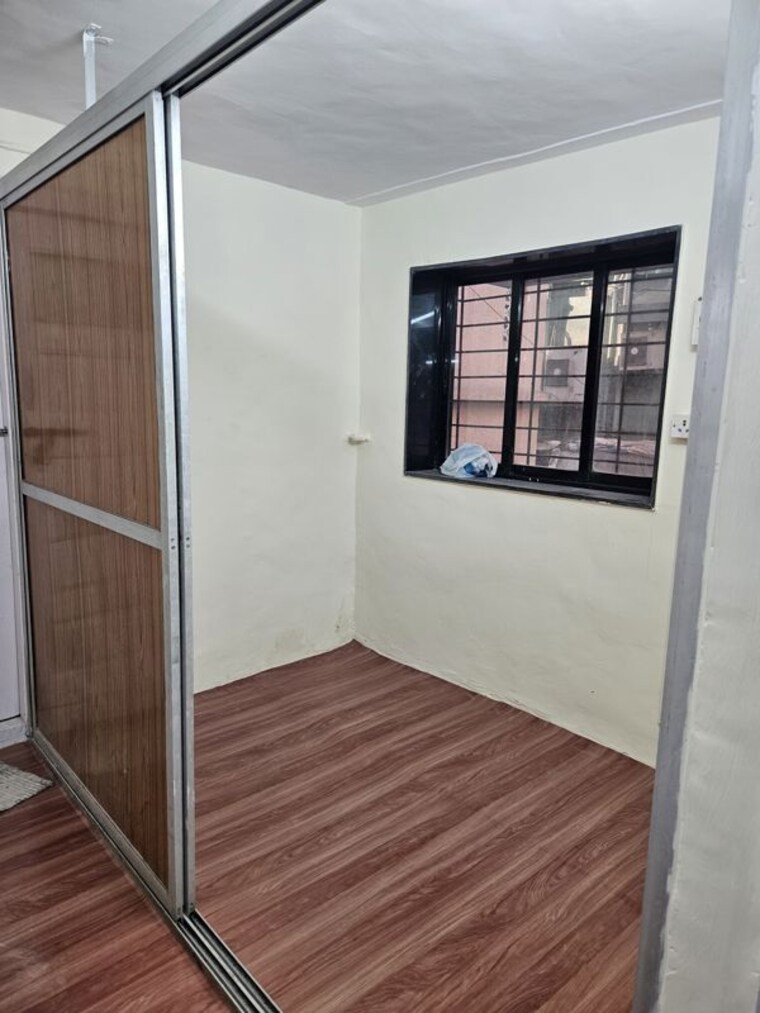 Room, kharkar alley Commercial Office Space 300 Sq.Ft. In Kharkar Alley Thane 9980030