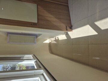 Furnished Amenities in 2.5 BHK Apartment at Mayur Vihar – for Rent