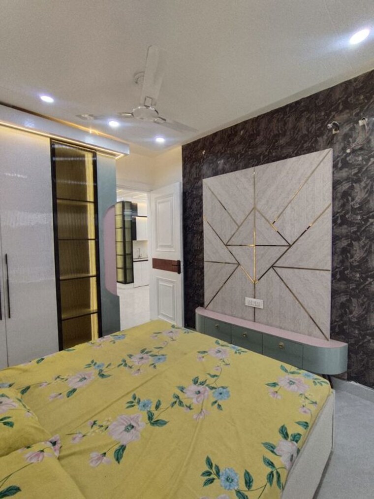 Room, uttam nagar 3 Bedroom 90 Sq.Yd. Builder Floor In Uttam Nagar Delhi 10010346