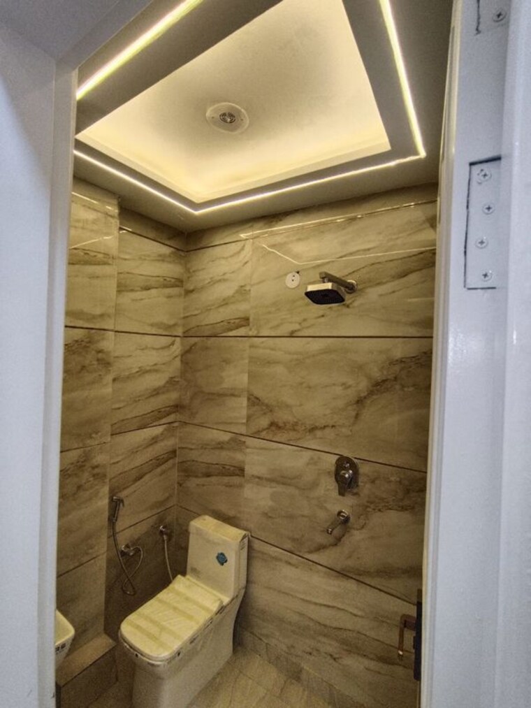 Bathroom, uttam nagar 3 Bedroom 90 Sq.Yd. Builder Floor In Uttam Nagar Delhi 10010392