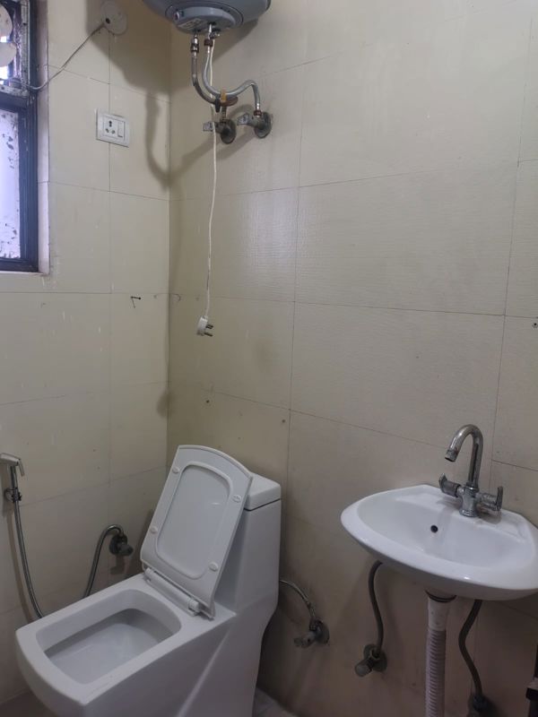 1 RkBuilder Floor For Rent in Saket