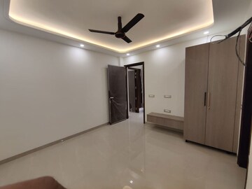 Room in 4 BHK Builder Floor at Green Fields Colony – for Rent