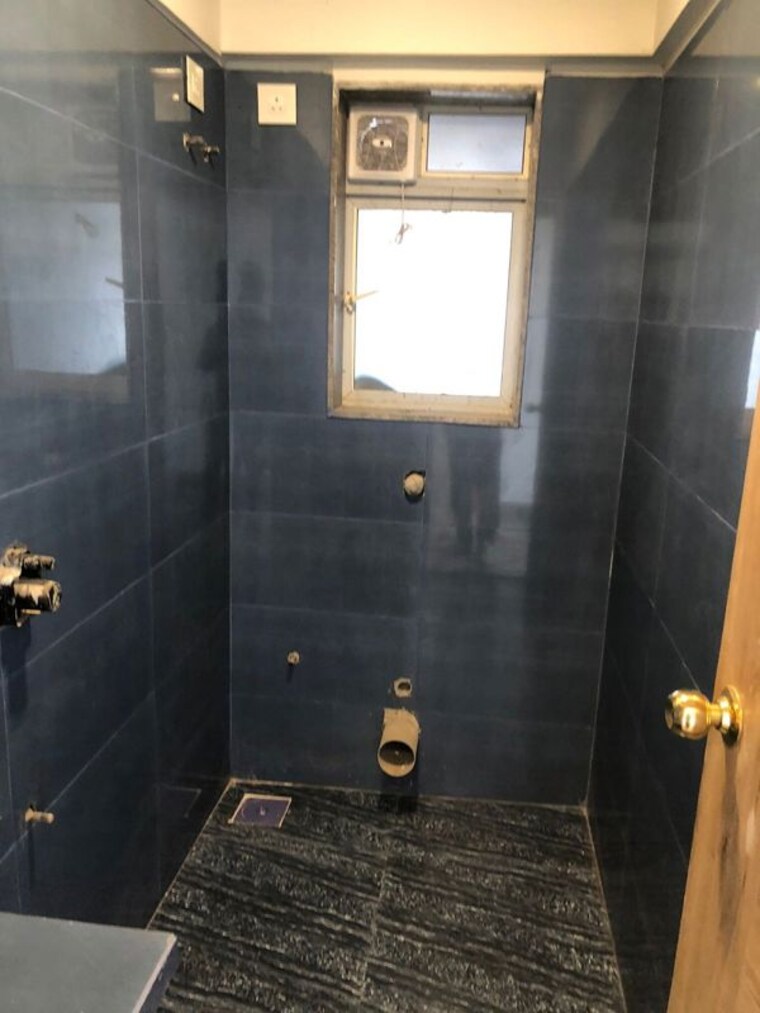 Bathroom, santacruz west 3 Bedroom 1100 Sq.Ft. Apartment In Santacruz West Mumbai 10010455