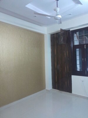 Room in 3 BHK Builder Floor at Parakh Homes, Gyan Khand I – for Rent