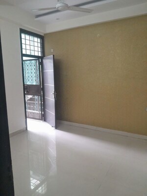 Room in 3 BHK Builder Floor at Parakh Homes, Gyan Khand I – for Rent