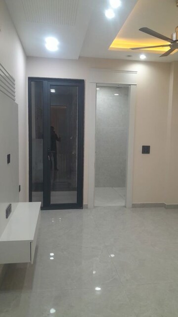 Building Lobby in 4 BHK Builder Floor at Shivkripa Orchid Gyan Khand, Gyan Khand I – for Sale