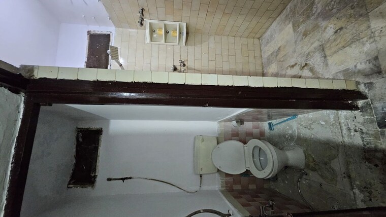 Bathroom, dilshad colony 2 Bedroom 800 Sq.Ft. Apartment In Dilshad Colony Delhi 10010624