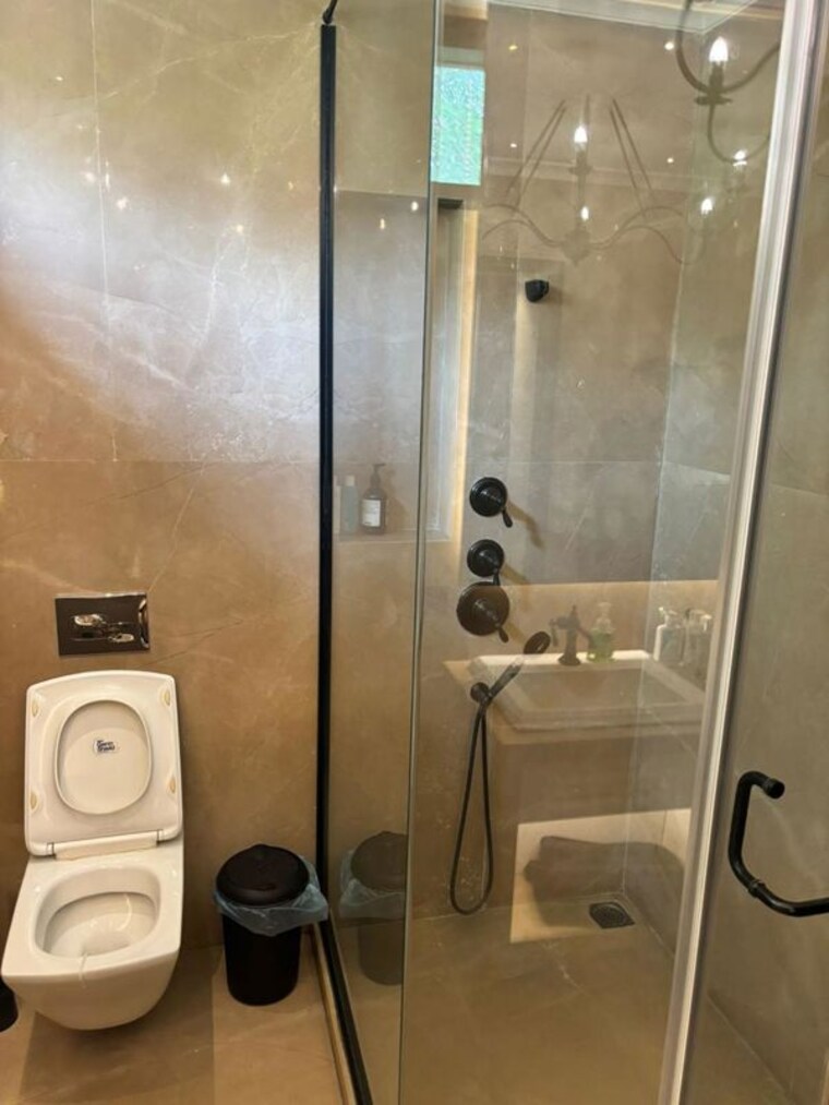 Bathroom, safdarjung enclave 3 Bedroom 180 Sq.Yd. Builder Floor In Safdarjung Enclave Delhi 10010737