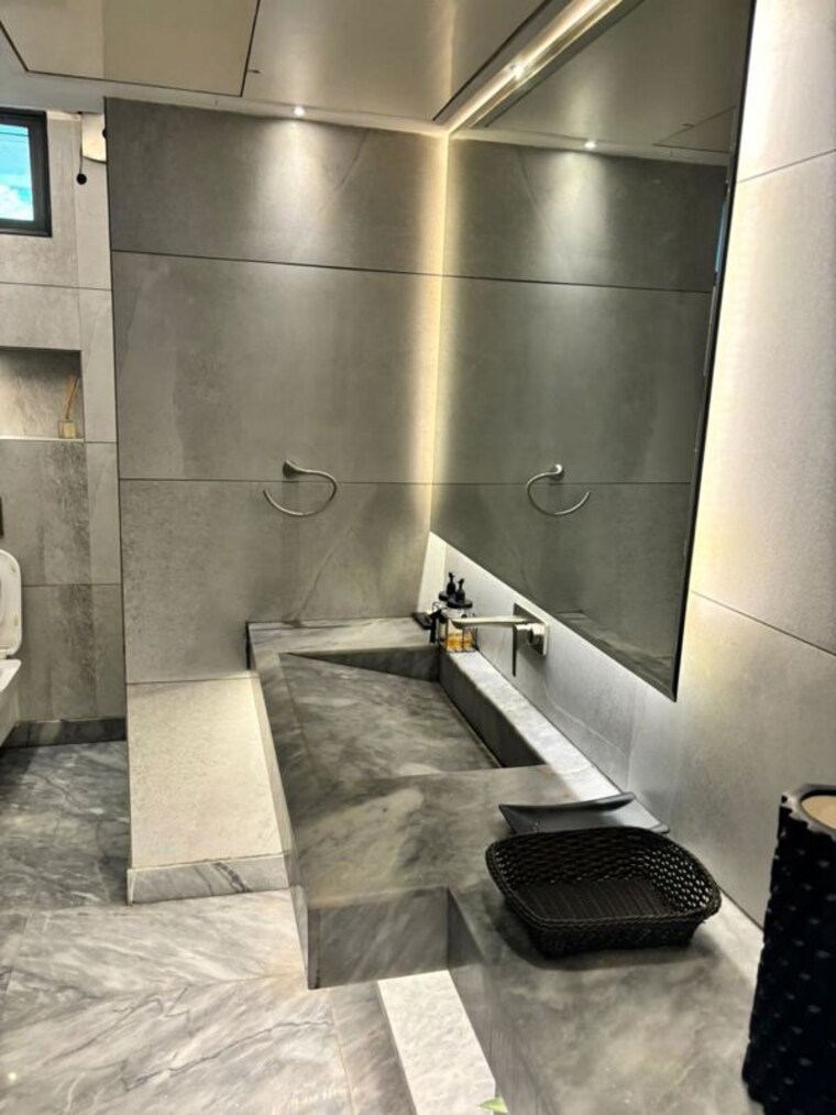 Bathroom, safdarjung enclave 3 Bedroom 180 Sq.Yd. Builder Floor In Safdarjung Enclave Delhi 10010737