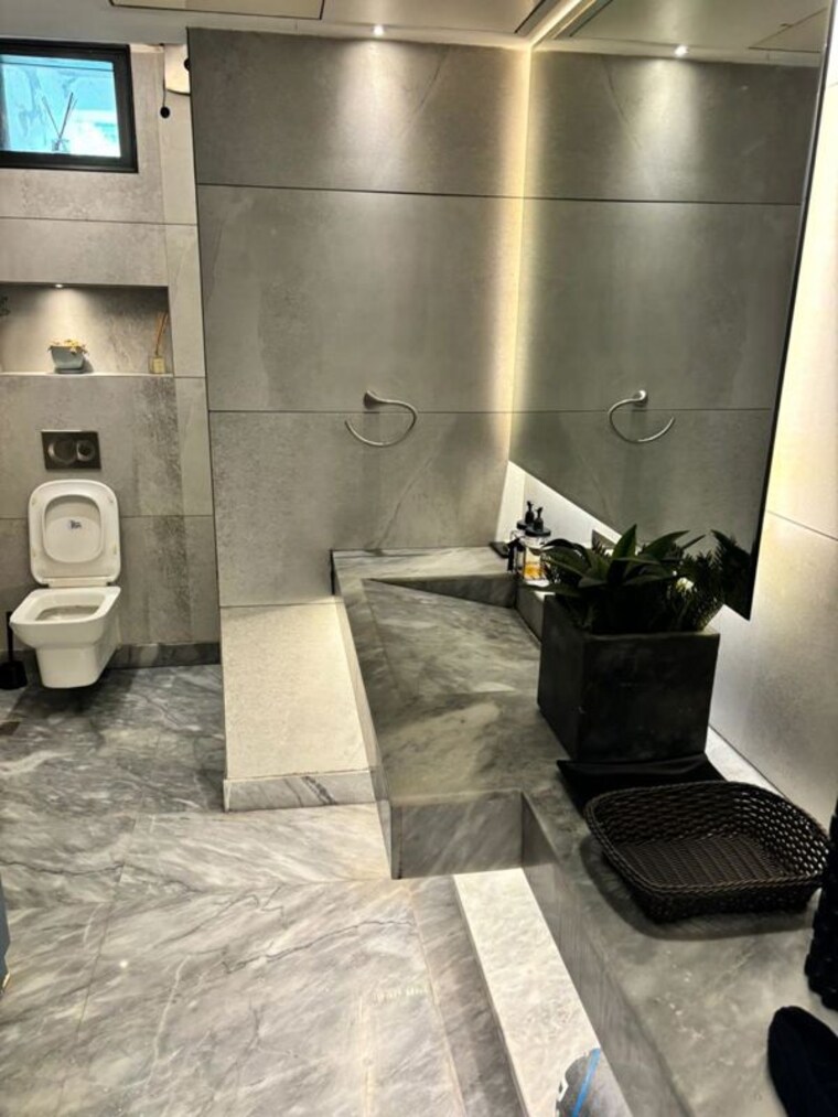 Bathroom, safdarjung enclave 3 Bedroom 180 Sq.Yd. Builder Floor In Safdarjung Enclave Delhi 10010737