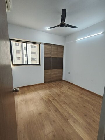 Room in 3 BHK Apartment at Lodha Downtown, Dombivli East – for Rent