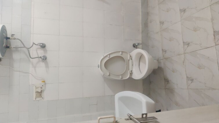 Bathroom, chittaranjan park 2 Bedroom 125 Sq.Yd. Builder Floor In Chittaranjan Park Delhi 10010852