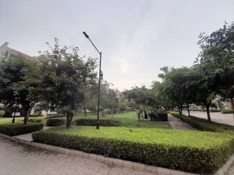 Garden, sushma-valencia 3 Bedroom 1800 Sq.Ft. Apartment In International Airport Road Zirakpur 10010875