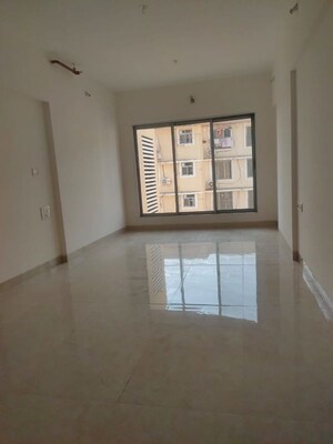 Room in 2 BHK Apartment at Vardhman Grandeur, Andheri West – for Rent