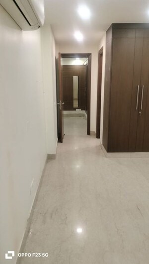 Room in 3 BHK Builder Floor at Safdarjung Enclave – for Rent