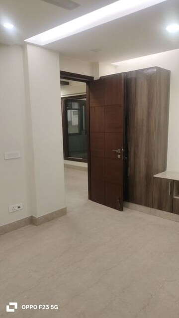 Room in 3 BHK Builder Floor at Safdarjung Enclave – for Rent