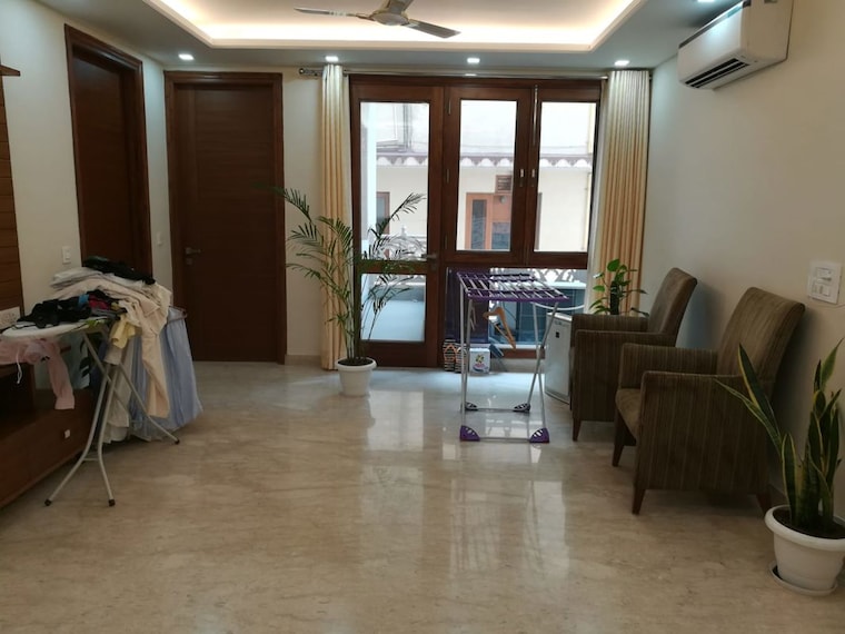 Living Room, kailash colony 4 Bedroom 500 Sq.Yd. Builder Floor In Kailash Colony Delhi 10010978