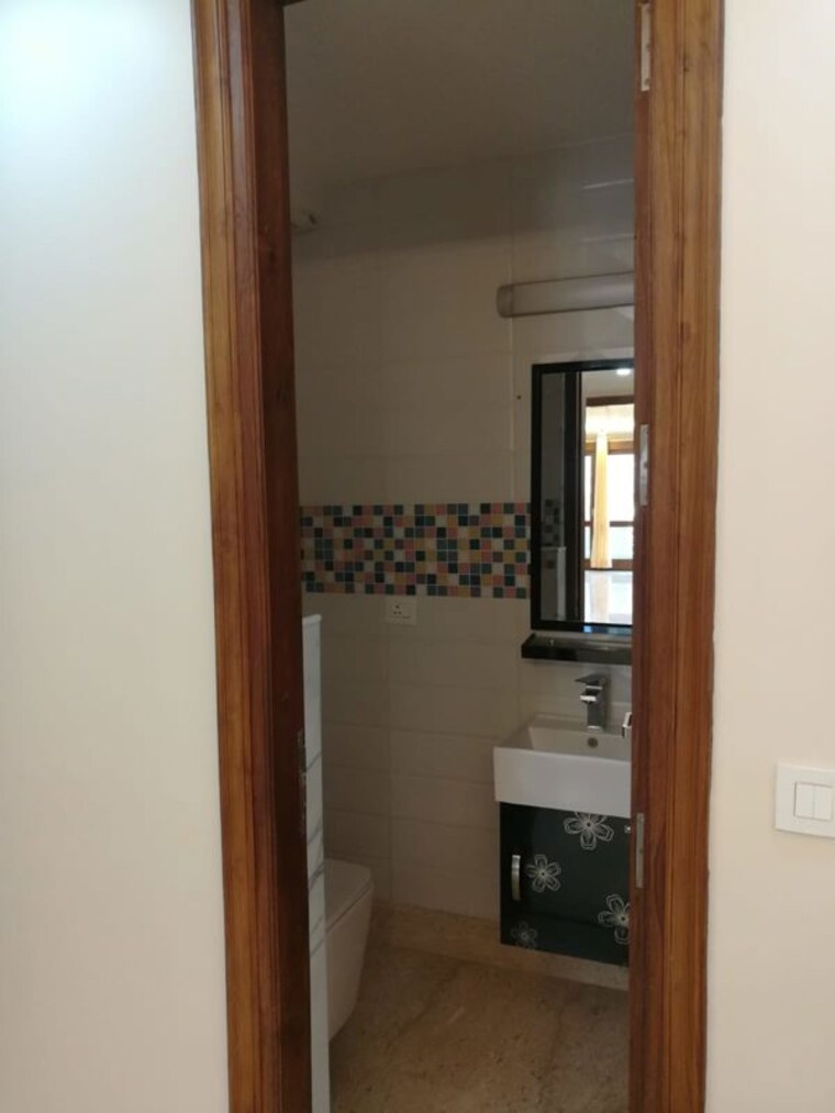 Room, kailash colony 4 Bedroom 500 Sq.Yd. Builder Floor In Kailash Colony Delhi 10010978