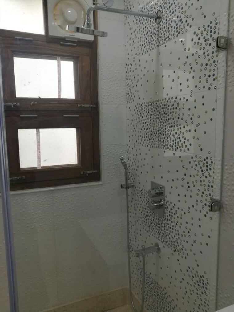 Bathroom, kailash colony 4 Bedroom 500 Sq.Yd. Builder Floor In Kailash Colony Delhi 10010978