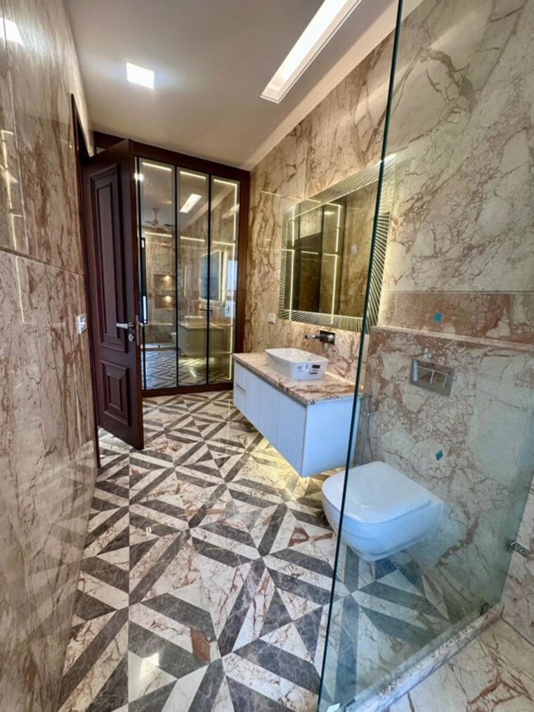 Bathroom, safdarjung enclave 3 Bedroom 1600 Sq.Ft. Builder Floor In Safdarjung Enclave Delhi 10010981