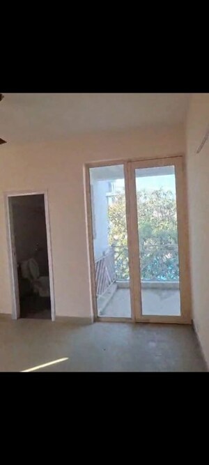 Room in 3 BHK Apartment at Puri Vip Floors, Sector 81 – for Rent