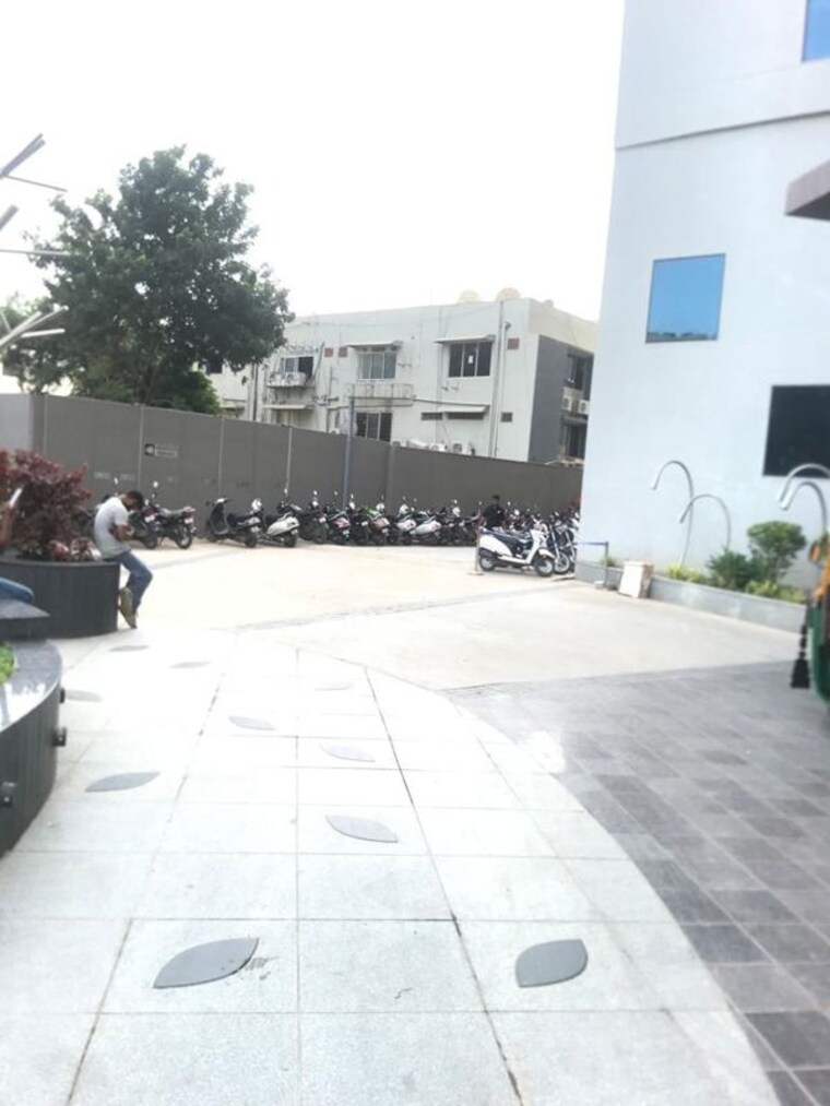  Parking, science city Commercial Office Space 700 Sq.Ft. In Science City Ahmedabad 10011030