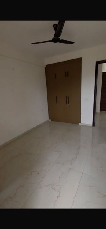 Room in 2.5 BHK Builder Floor at Smart World Gems, Sector 89 – for Rent