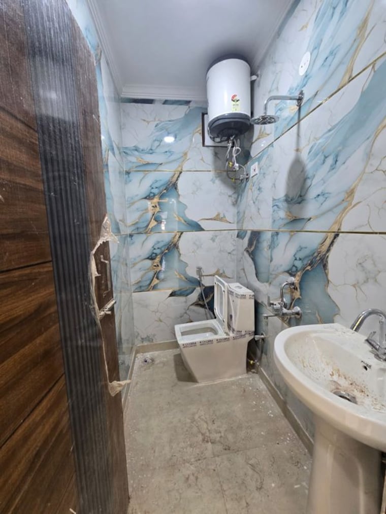 Bathroom, govindpuri 3 Bedroom 810 Sq.Ft. Builder Floor In Govindpuri Delhi 10011061