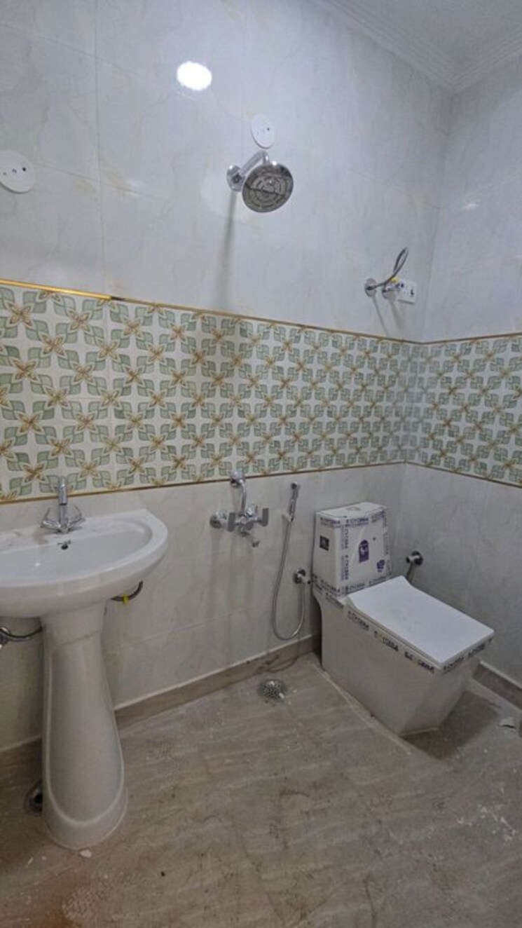 Bathroom, govindpuri 3 Bedroom 810 Sq.Ft. Builder Floor In Govindpuri Delhi 10011061