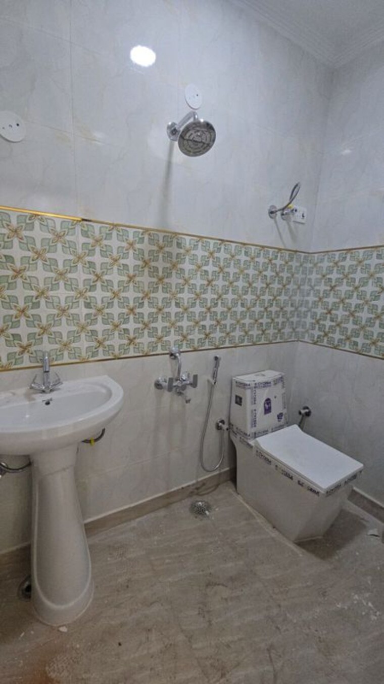 Bathroom, govindpuri 3 Bedroom 810 Sq.Ft. Builder Floor In Govindpuri Delhi 10011061