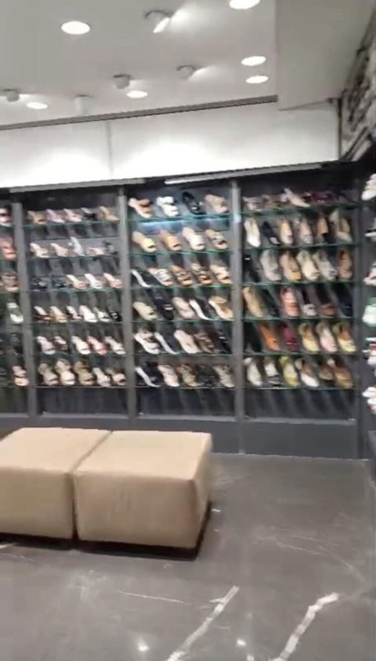 Balcony, golpark Commercial Showroom 1300 Sq.Ft. In Golpark Kolkata 10011063