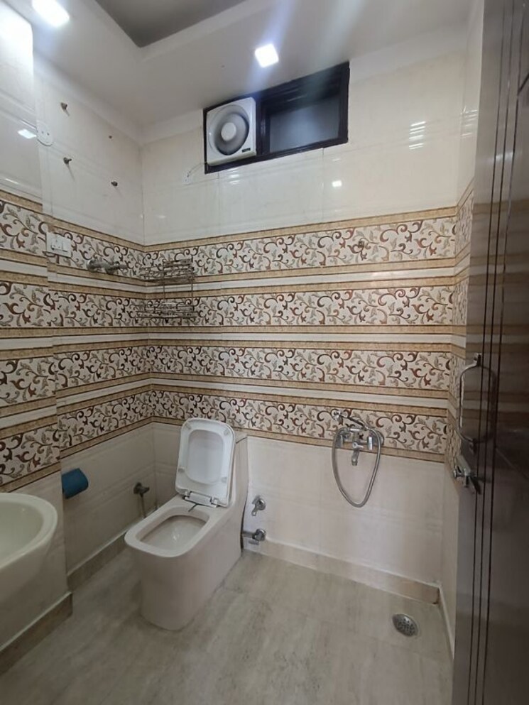 Bathroom, govindpuri 3 Bedroom 850 Sq.Ft. Builder Floor In Govindpuri Delhi 10011087