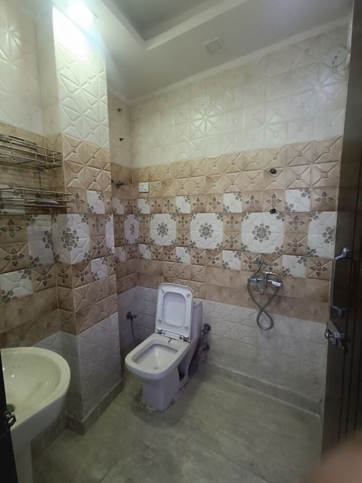 Bathroom, govindpuri 3 Bedroom 850 Sq.Ft. Builder Floor In Govindpuri Delhi 10011087