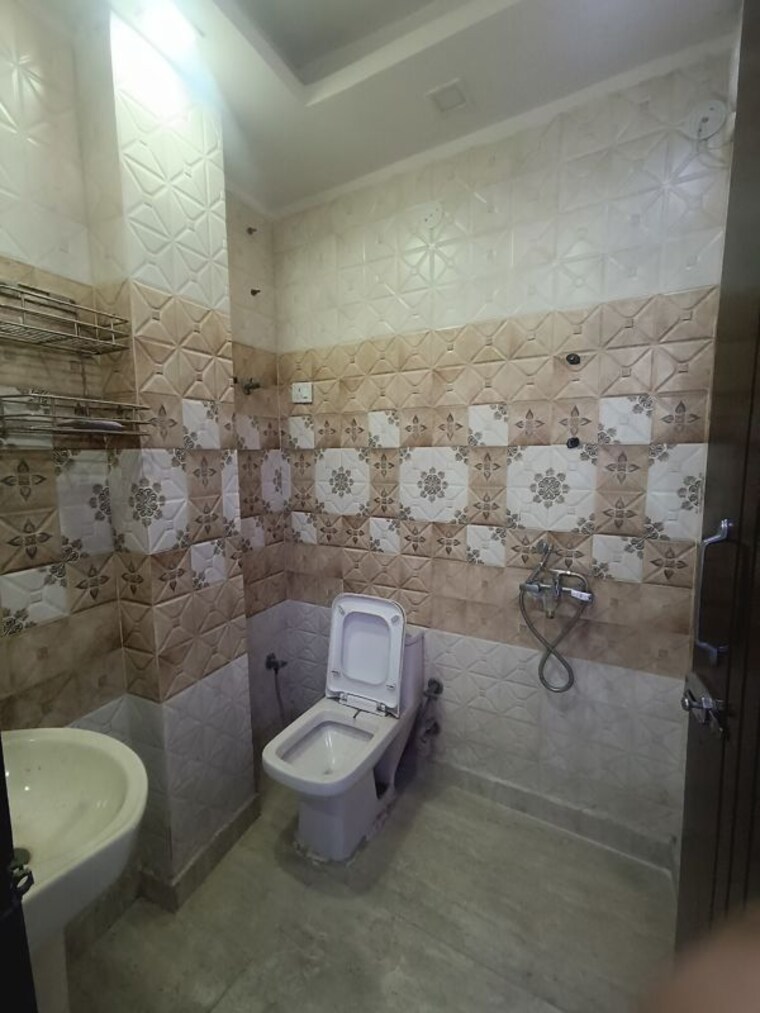 Bathroom, govindpuri 3 Bedroom 850 Sq.Ft. Builder Floor In Govindpuri Delhi 10011087