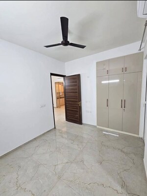 Room in 3 BHK Builder Floor at Smart World Orchard, Sector 61 – for Rent