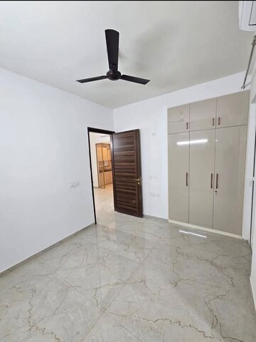 Room in 3 BHK Builder Floor at Smart World Orchard, Sector 61 – for Rent