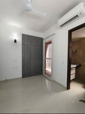 Room in 3 BHK Builder Floor at Smart World Orchard, Sector 61 – for Rent