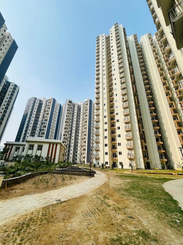 2 BHK + Extra Room Apartment For Sale in Amrapali Dream Valley