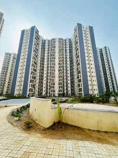 2 BHK + Extra Room Apartment For Sale in Amrapali Dream Valley