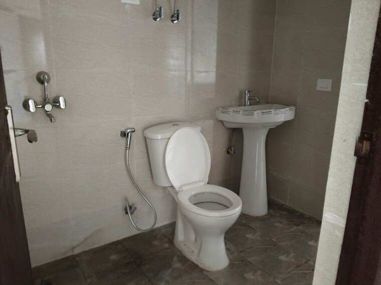 Bathroom, amrapali-dream-valley 2 Bedroom 1115 Sq.Ft. Apartment In Tech Zone 4 Greater Noida Greater Noida 10011185