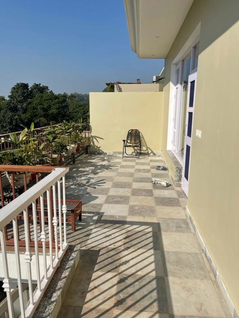 Balcony, sector 10 3 Bedroom 2500 Sq.Ft. Builder Floor In Sector 10 Chandigarh 10011200